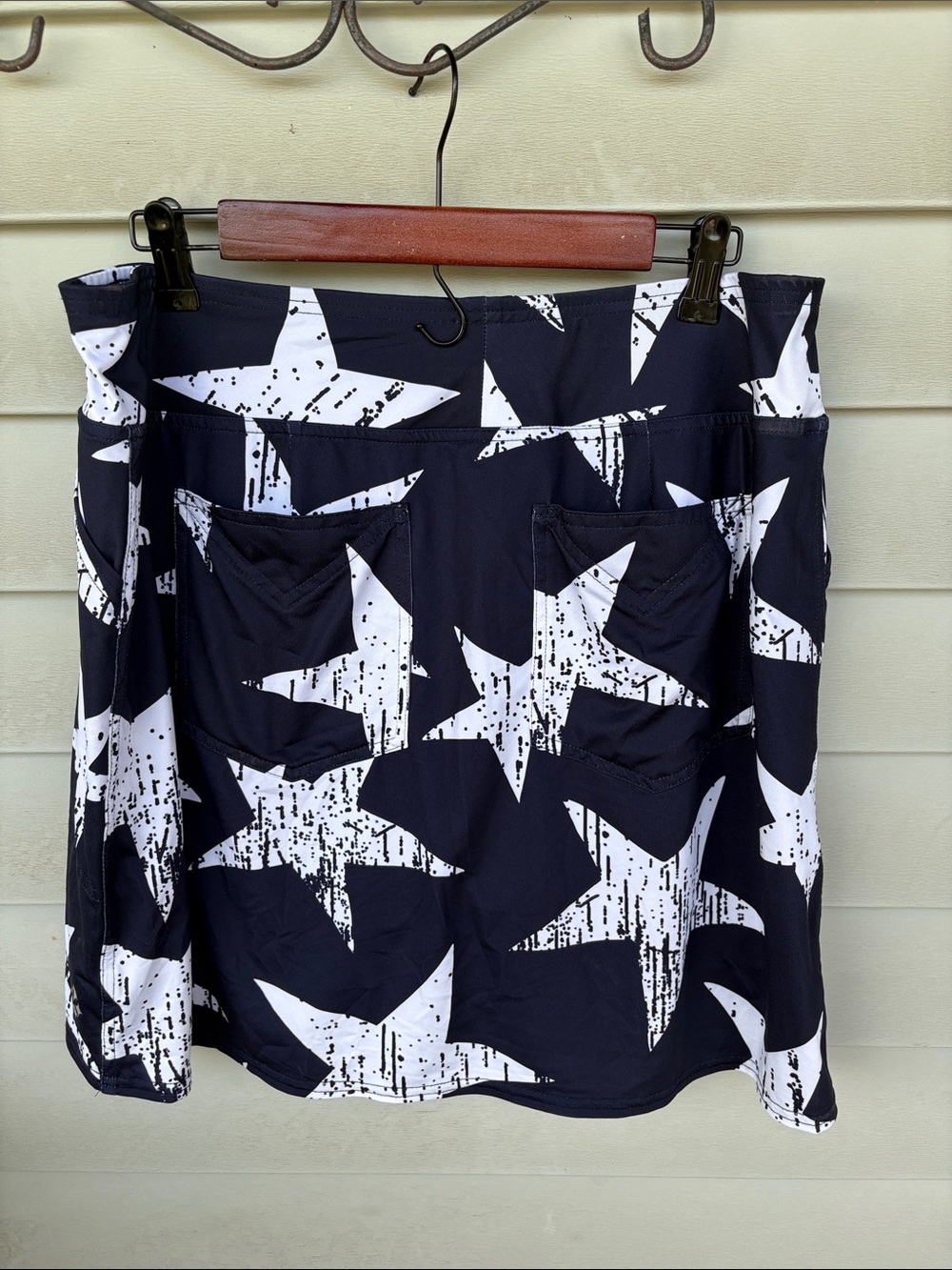 JoFit Women's Black and White Star Print Skirt. Size large. - Picture 3 of 4